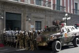 　２６日、ボリビア・ラパス中心部にある政府の建物の外に集まった軍関係者（ＡＰ＝共同）