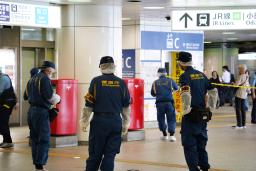 　女が警察官を刺したとみられる現場を調べる捜査員ら＝２７日午前１０時１７分、東京都新宿区