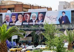 　イランの首都テヘランに設置された故ライシ大統領（右端）と大統領選候補者の看板。撤退候補も含まれている＝２６日（共同）