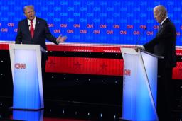 　米大統領選の候補者討論会で議論を交わすバイデン大統領（右）とトランプ前大統領＝２７日、ジョージア州アトランタ（ＡＰ＝共同）
