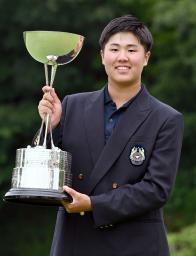 　第１０８回日本アマチュアゴルフ選手権で史上最年少優勝を果たし、カップを手に笑顔の松山茉生＝２８日、兵庫県広野ＧＣ