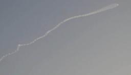 　韓国軍が公開した、北朝鮮が２６日に発射した弾道ミサイルが上昇する際の映像（韓国軍提供・共同）
