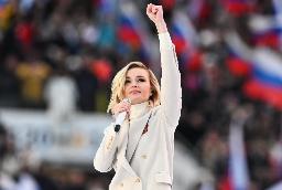 　ウクライナ南部クリミア半島の併合８年を記念したコンサートに出演するロシア人歌手のポリーナ・ガガーリナさん＝２０２２年３月、モスクワ（タス＝共同）