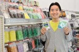 　ファミリーマートが販売する「コンビニエンスウェア」の靴下やハンカチ＝４月、東京都内