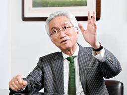 　インタビューに答える自民党の西田昌司参院議員