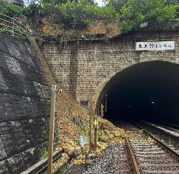 　近鉄けいはんな線の東生駒トンネル入り口付近に流入した土砂＝２９日午前、奈良県生駒市（近畿日本鉄道提供）