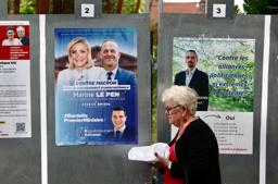 　街角に掲示された各党の選挙ポスター＝６月２９日、フランス北部（ロイター＝共同）