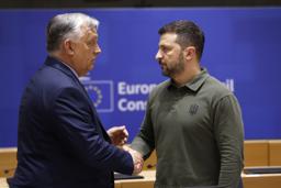 　ＥＵ首脳会議の会期中、ウクライナのゼレンスキー大統領（右）と話すハンガリーのオルバン首相＝６月２７日、ブリュッセル（ＡＰ＝共同）