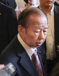 　記者団の取材に応じる自民党の二階元幹事長＝３０日午後、和歌山市