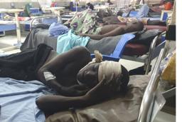 　３０日、ナイジェリア北東部の自爆テロで負傷し、病院で治療を受ける人たち（ＡＰ＝共同）