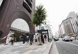 　路線価が３９年連続で全国最高となった「鳩居堂」前＝東京・銀座