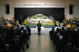 　知床観光船沈没事故から２年となり、北海道斜里町のウトロ地区で開かれた追悼式＝４月