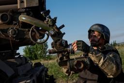 　ウクライナ軍兵士＝６月３０日、ドネツク州（ロイター＝共同）