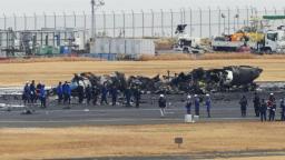 　焼け焦げた海上保安庁の航空機周辺に集まる警視庁の捜査員や東京消防庁の隊員ら＝１月、羽田空港