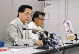 　記者会見する高橋正人弁護士（左）と亡くなった星有里紗さんの父伸一さん＝２日午後、茨城県庁
