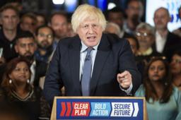 　２日、英ロンドンで開かれた保守党の選挙イベントで演説するジョンソン元首相（ＡＰ＝共同）