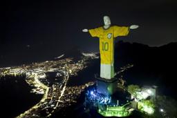 　ペレさん一周忌の２０２３年１２月２９日、コルコバードの丘に立つ巨大なキリスト像に投影されたブラジル代表の背番号「１０」のユニフォーム＝リオデジャネイロ（ＡＰ＝共同）