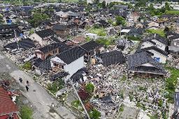 　地震と津波の被害を受けた石川県珠洲市宝立町地区の沿岸部で、倒壊したまま残る家屋＝１日