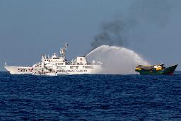 　南シナ海のアユンギン礁で、フィリピンの補給船に放水する中国艦船＝３月（ロイター＝共同）