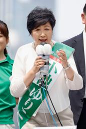 　銀座で街頭演説する小池百合子氏＝６日午後