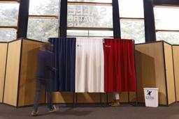 　北部ルトゥケの投票所に設置されたブース＝７日（ロイター＝共同）