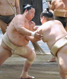 　稽古で相撲を取る琴桜（左）＝名古屋市の佐渡ケ嶽部屋宿舎