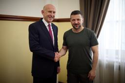 　７日、ウクライナ南部オデッサで会談するゼレンスキー大統領（右）と英国のヒーリー国防相（ウクライナ大統領府提供・ロイター＝共同）