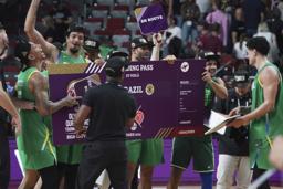 　バスケットボール男子のパリ五輪最終予選でラトビアに勝ち、勝利を祝うブラジルの選手ら＝リガ（ＡＰ＝共同）