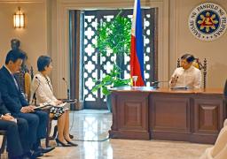 　フィリピンのマルコス大統領（右）と会談する上川外相（中央）、木原防衛相＝８日、マニラ（共同）