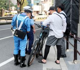 　警視庁が「モペット」を対象に行った取り締まり＝８日午後、東京都渋谷区