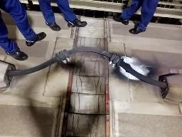 　損傷した東海道新幹線の屋根上のケーブル（ＪＲ東海提供）