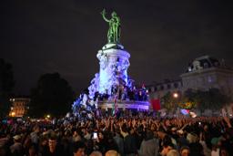 　７日、フランス下院総選挙の決選投票後、パリのレピュブリック広場に集まった人々（ゲッティ＝共同）