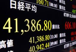 　日経平均株価の午前終値を示すモニター＝９日、東京・東新橋