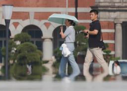 　厳しい暑さで「逃げ水」が見られたＪＲ東京駅前＝８日午後