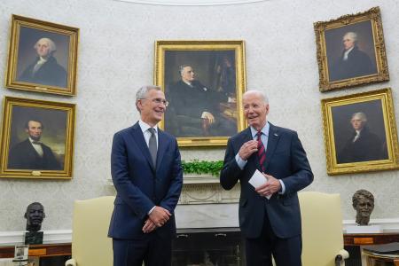 　米ホワイトハウスでＮＡＴＯのストルテンベルグ事務総長（左）を迎えたバイデン大統領＝６月１７日（ＡＰ＝共同）