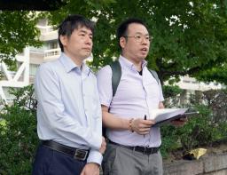 　広島高裁の決定を申立人に伝えた後、取材に応じる南和行弁護士（左）と吉田昌史弁護士＝１０日午前、広島市