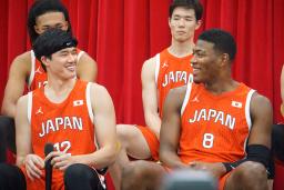 　記者会見で笑顔を見せるバスケットボール男子日本代表の渡辺雄（手前左）と八村（同右）＝１０日、味の素ナショナルトレーニングセンター
