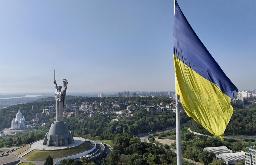 　キーウにある巨大な祖国の母像とウクライナ国旗。