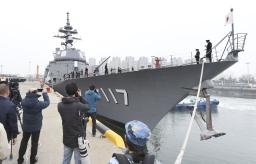 　中国海軍創設７０周年の国際観艦式に参加するため、山東省青島に到着した海上自衛隊の護衛艦「すずつき」＝２０１９年４月（共同）