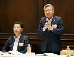 　「全国ハンセン病療養所所在市町連絡協議会」の総会であいさつする東京都東村山市の渡部尚市長（右）＝１１日午後、熊本市