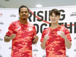 　写真撮影に応じるボクシング男子パリ五輪代表で７１キロ級の岡沢セオン（左）と５７キロ級の原田周大＝１１日、東京都北区の味の素ナショナルトレーニングセンター