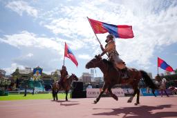 　モンゴルの夏のスポーツ祭典「ナーダム」が開幕し、式典で疾走する騎馬隊＝１１日、ウランバートル（共同）