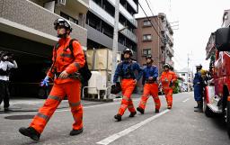 　土砂崩れの現場に向かう消防隊員ら＝１３日午前８時４２分、松山市