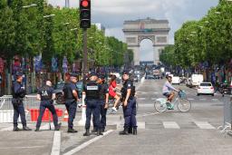　パリ中心部を警戒する警察官＝１３日（共同）