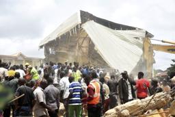 　倒壊した校舎の周りに集まった人々＝１２日、ナイジェリア・ジョス（ＡＰ＝共同）