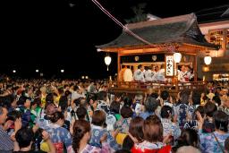 　「郡上踊」が始まり、浴衣姿で踊る人たち＝１３日夜、岐阜県郡上市