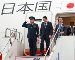 　米国、ドイツ歴訪を終え、帰国した岸田首相＝１４日午前、羽田空港