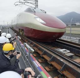 　新幹線と在来線にまたがって走行するための軌間変換装置を通過するフリーゲージトレイン＝２０１７年３月、熊本県八代市