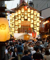 　祇園祭の「宵々々山」を迎え、山鉾を見物する人たち＝１４日夕、京都市