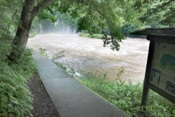 　増水した「吹割の滝」付近の遊歩道＝１５日午後、群馬県沼田市